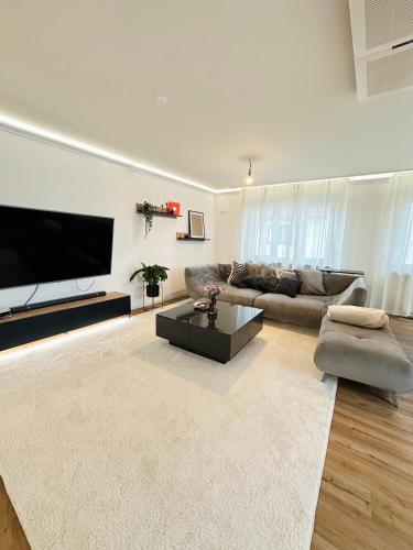 Shared lounge/TV area, Luxuriose & stilvolle Wohnung mit Spa-Bad, Home-Office & Fitnessbereich in Jockgrim