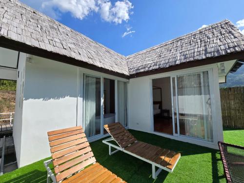 Ou river house resort in Nong Khiaw