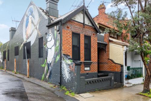 Stylish Victorian Terrace in cultural heart - image 12