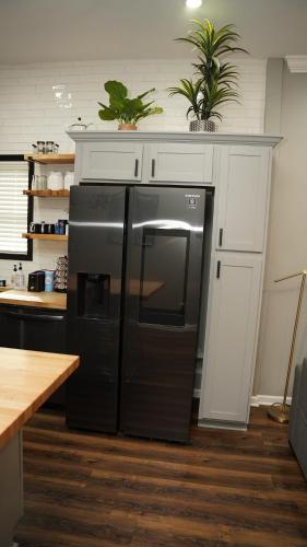 Kitchen, A Cabin in the City with a 5 Star Lush Backyard in Peoplestown