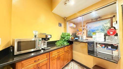 Redondo Beach Inn-LAX - Tap to explore photos