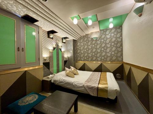 room detail thumbnail 1