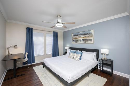 Comfy Condo -KING Bed - POOL - Hot Tub - Pets - Wifi - Gym - Gated - in New Tampa- Between Tampa Palms and Cory Lake Isles area in Pebble Creek, USA