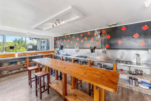 Happy Apple Backpackers in Motueka