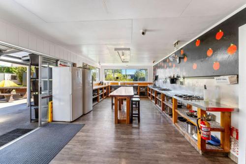 Happy Apple Backpackers in Motueka