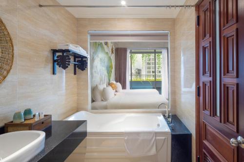 room detail thumbnail 2