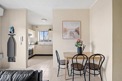 Well-Located 2BR Stay Near Auburn Station & Shops - The Phoenix