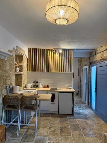 virtuve, NEW 'I Elea' Village House with Courtyard in Kalepeja
