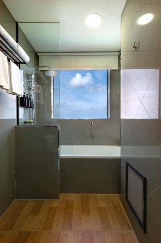 room detail thumbnail 2