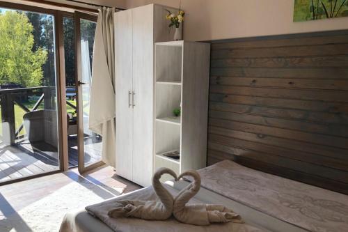 2 twin beds
