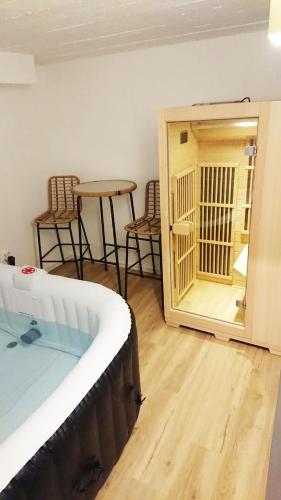 Cosy 50m2 moderne avec terrasse, spa et sauna communs, à 2 pas de la Place Dalton