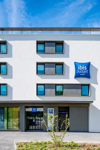 Entrada, ibis budget Saint-Quentin-en-Yvelines Vélodrome in Montigny Le Bretonneux