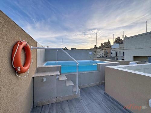 Rooftop 3BR with Plunge Pool & BBQ near Airport – khách sạn tại Gudja