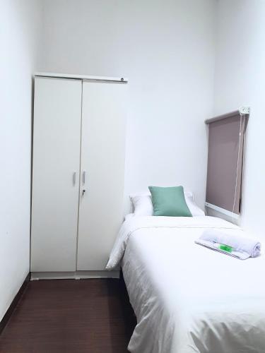 Lit, The Breakout Room BSD - Guest House near ICE BSD in Pagedangan