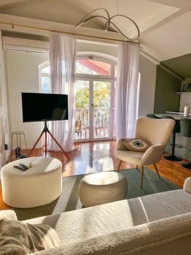 Modern 3BR Near Old Town, Balcony, Free Parking