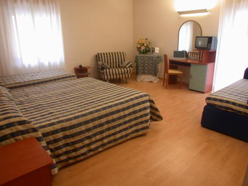 1 queen bed, 3 twin beds