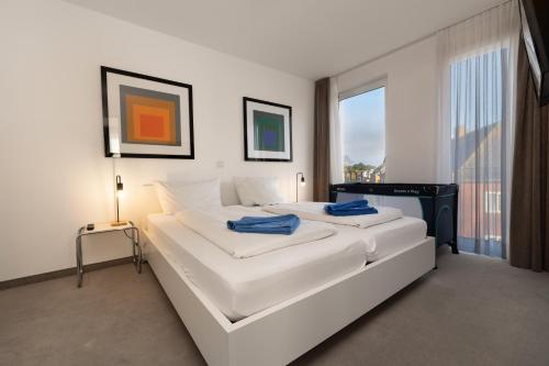 1 queen bed, 1 sofa bed