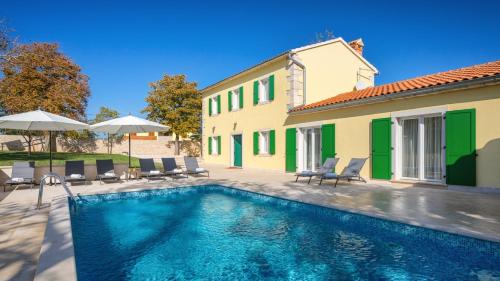 Family villa Corticum Otium with pool in Tinjan – khách sạn tại Sveti Lovreč Pazenatički
