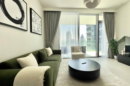 Modern 1 Bed Apartment with full Dubai Marina view - image 10