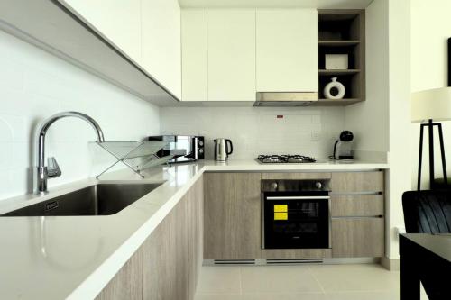 Modern 1 Bed Apartment with full Dubai Marina view - image 11