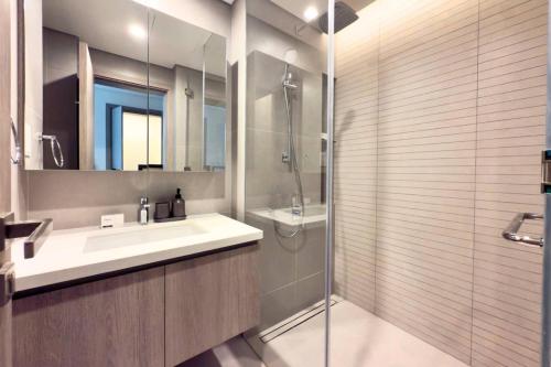 Modern 1 Bed Apartment with full Dubai Marina view - image 4