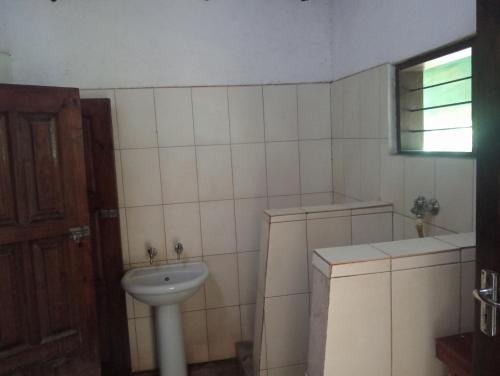 Chibombo Chirundu - Zambezi River Campsite - Camp along the Zambezi River - Enjoy Game & Canoeing Safaris as  3-Star Single Room suite