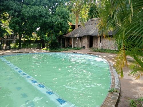 Chibombo Chirundu - Zambezi River Campsite - Camp along the Zambezi River - Enjoy Game & Canoeing Safaris as  3-Star Single Room lobby