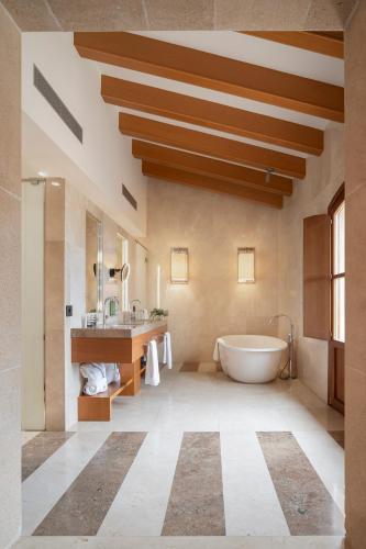 room detail thumbnail 2