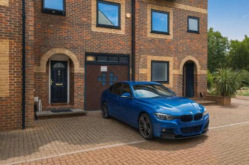 Iron House - 4 Bedroom - Contractors & Families - Free Parking - Near Excel, Canary Wharf, O2, City Airport & Greenwich, Londra