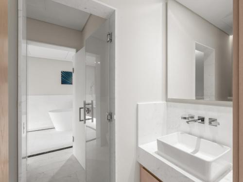 Luxe Island Retreat 1BR in Palm-14 - image 6