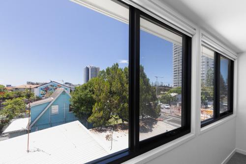 Beach Townhouse 3BR with Parking and Views - image 4