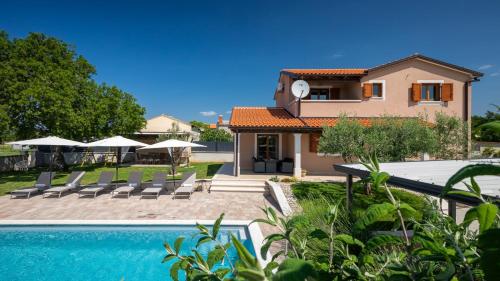 Activity villa Gita with pool and grill in Tinjan – khách sạn tại Brecevici