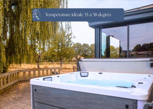 Karstais baseins, Grand Gîte Le Saule en Scie - 3 étoiles - Spa, 6 à 14 pers, jardin clos, 30 mn PuyduFou (Grand Gite Le Saule en Scie - 3 etoiles - Spa, 6 a 14 pers, jardin clos, 30 mn PuyduFou) in Nueil-les-Aubiers