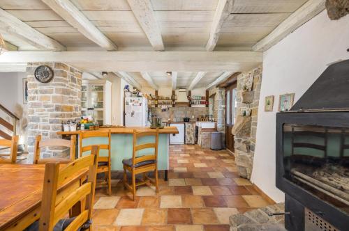 Magical Villa Glavini with privacy & stunning panoramic views in Cerovlje