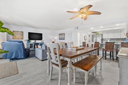 Escape to Beach Oasis! New Management! Updated Beachside Condo with Heated Pool!, Clearwater Beach (foto 7)