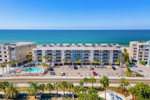 Escape to Beach Oasis! New Management! Updated Beachside Condo with Heated Pool!, Clearwater Beach (foto 2)
