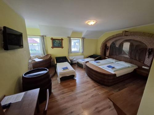1 king bed, 2 futon beds
