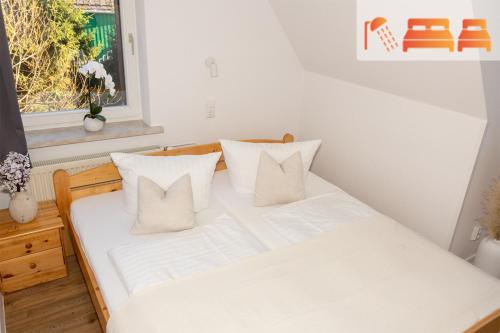 1 queen bed, 1 twin bed