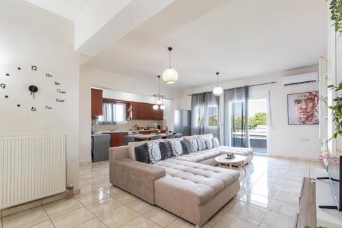 Lumina Apartment with Shared Pool in Theriso