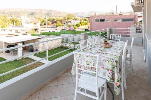 Lumina Apartment with Shared Pool in Theriso
