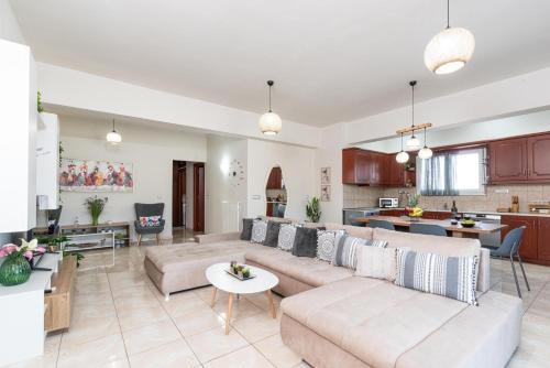 Lumina Apartment with Shared Pool in Theriso