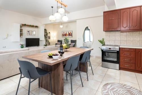 Lumina Apartment with Shared Pool in Theriso