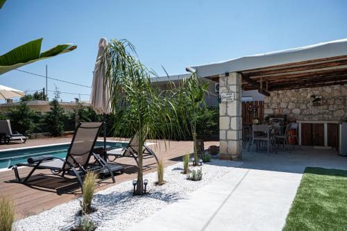 Lumina Apartment with Shared Pool in Theriso