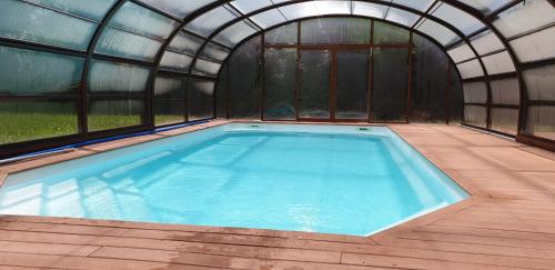 jolie maison de vacances avec piscine in Durbans