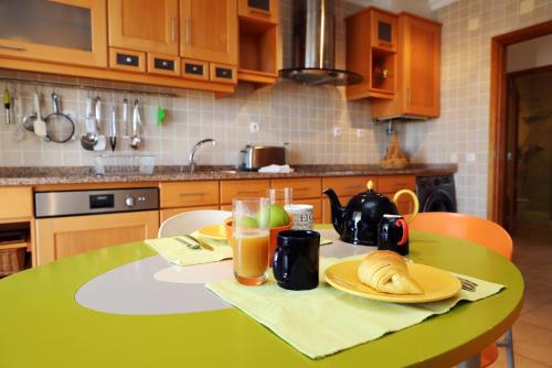 B80 - Gideon Albasol 2 Bed Apartment in Lagos - image 2