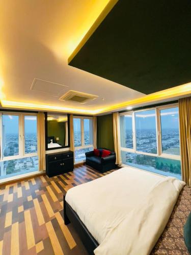 Goldcrest crown Apartments with balcony in DHA Lahore – khách sạn tại Dha