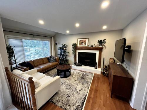 . Large 4BD Home in Orleans with Pool