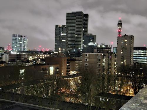 Top-Floor Studio with Private Terrace & London Skyline Views, London