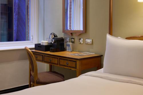 Radisson Blu Hotel, London Leicester Square Room Type - Superior King Room