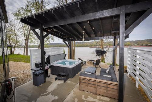 Black Tie Affair - Eloquent Riverfront Experience – khách sạn tại Cherry Grove